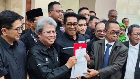 Deputi Hukum TPN Ganjar-Mahfud, Todung Mulya Lubis di Mahkamah Konstitusi, Jakarta Pusat, Sabtu (23/3). Foto: Jonathan Devin/kumparan