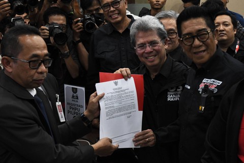 Deputi Hukum Tim Pemenangan Nasional (TPN) Ganjar-Mahfud MD, Todung Mulya Lubis mengajukan pendaftaran gugatan Perselisihan Hasil Pemilihan Umum(PHPU) Presiden dan Wakil Presiden tahun 2024 di Gedung Mahkamah Konstitusi, Jakarta,Sabtu (23/3/2024). Foto: ANTARA FOTO/ Fakhri Hermansyah