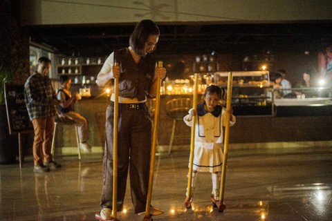 Ibu dan anak asyik bermain enggrang saat Earth Hour. Foto-foto: Masruroh/Basra