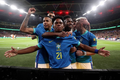 Selebrasi pemain Timnas Brasil Endrick usai mencetak gol ke gawang Timnas Inggris pada pertandingan persahabatan di Stadion Wembley, London, Inggris, Sabtu (23/3/2024). Foto: Carl Recine/REUTERS