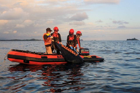 Petugas gabungan dari personel Basarnas, BPBD, TNI AL dan Polairud Polda Aceh mengevakuasi jenazah imigran etnis Rohingya di perairan laut Calang, Aceh Jaya, Aceh, Sabtu (23/03/2024). Foto: Syifa Yulinnas/ANTARA FOTO
