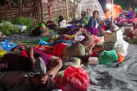 Warga terdampak gempa mengungsi di tenda yang berdampingan dengan kandang kambing di Bawean, Gresik. Foto: kumparan