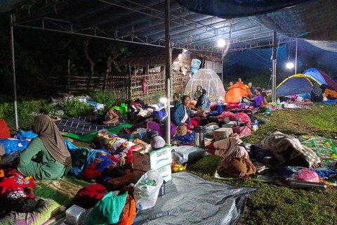 Warga terdampak gempa mengungsi di tenda yang berdampingan dengan kandang kambing di Bawean, Gresik. Foto: kumparan