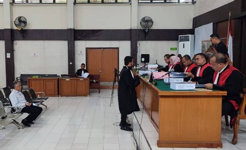 Terdakwa R. Tjahyono Imawan, pemilik lama PT SBS saat di persidangan. (ist)