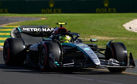 Pebalap Mercedes Lewis Hamilton saat balapan di Sirkuit Grand Prix Melbourne, Melbourne, Australia, Sabtu (23/3/2024). Foto: Jaimi Joy/REUTERS