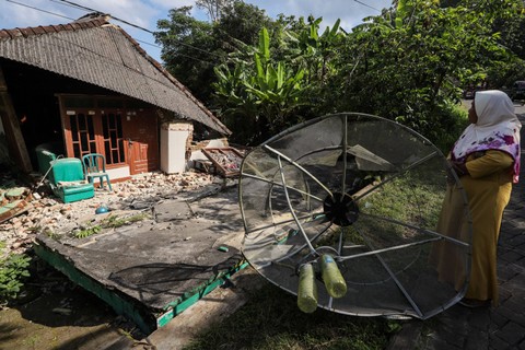 Warga mengamati rumah yang mengalami kerusakan akibat gempa di Dusun Prapat Tunggal, Sangkapura, Pulau Bawean, Gresik, Jawa Timur, Minggu (24/3/2024). Foto: Rizal Hanafi/ANTARA FOTO