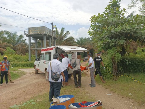 Polisi mengevakuasi jenazah korban ke mobil ambulans. Foto: Dok. Istimewa