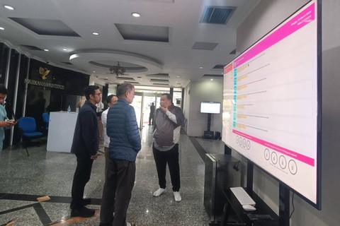 Hakim Mahkamah Konstitusi, Suhartoyo, Saldi Isra, dan Arief Hidayat memantau langsung proses pendaftaran sengketa Pemilu 2024 di Gedung Mahkamah Konstitusi, Jakarta, Minggu (24/3/2024). Foto: Hedi/kumparan