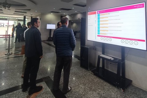 Hakim Mahkamah Konstitusi, Suhartoyo, Saldi Isra, dan Arief Hidayat memantau langsung proses pendaftaran sengketa Pemilu 2024 di Gedung Mahkamah Konstitusi, Jakarta, Minggu (24/3/2024). Foto: Hedi/kumparan