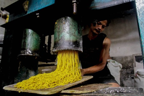 Pekerjaan menyelesaikan pembuatan mie glosor di Bogor, Jawa Barat, Senin (18/3/2024). Foto: kumparan