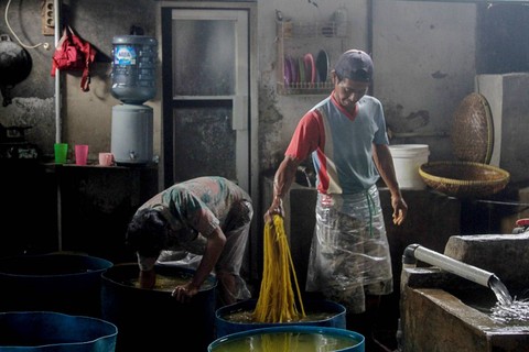 Pekerjaan menyelesaikan pembuatan mie glosor di Bogor, Jawa Barat, Senin (18/3/2024). Foto: kumparan
