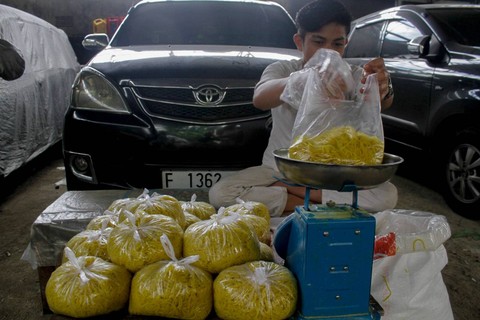 Pekerjaan menyelesaikan pembuatan mie glosor di Bogor, Jawa Barat, Senin (18/3/2024). Foto: kumparan