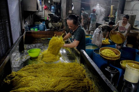 Pekerjaan menyelesaikan pembuatan mie glosor di Bogor, Jawa Barat, Senin (18/3/2024). Foto: kumparan