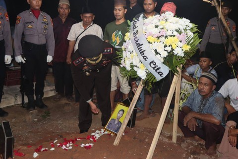 Kapolres Lampung Tengah AKBP Andik Purnomo Sigit, menabur bunga di peristirahatan terakhir Briptu SA | Foto : Dok. Humas Polres Lampung Tengah