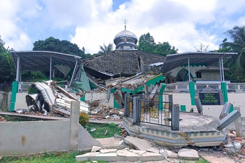 Kondisi Masjid Jamik Al Muhajirin yang sebangian bangunannya roboh akibat gempa di Dusun Balikbakgunung, Sangkapura, Pulau Bawean, Gresik, Jawa Timur, Minggu (24/3/2024). Foto: Mili.id