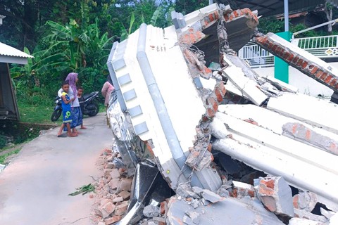 Kondisi Masjid Jamik Al Muhajirin yang sebagian bangunannya roboh akibat gempa di Dusun Balikbakgunung, Sangkapura, Pulau Bawean, Gresik, Jawa Timur, Minggu (24/3/2024). Foto: Mili.id