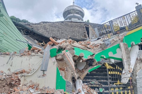 Kondisi Masjid Jamik Al Muhajirin yang sebangian bangunannya roboh akibat gempa di Dusun Balikbakgunung, Sangkapura, Pulau Bawean, Gresik, Jawa Timur, Minggu (24/3/2024). Foto: Mili.id