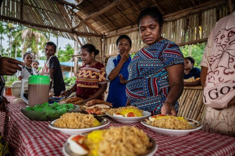 Sejumlah mama Papua menyiapkan makanan yang dijual saat Bazar Makanan di Kampung Kapatcol, Distrik Misool Barat, Kabupaten Raja Ampat, Papua Barat Daya, Minggu (24/3/2024). Foto: Bayu Pratama S/ANTARA FOTO