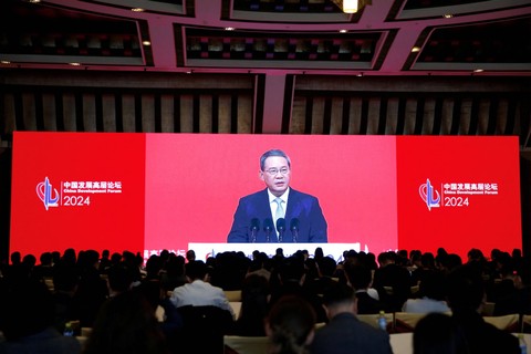 Perdana Menteri Tiongkok Li Qiang saat menyampaikan pidato pada upacara pembukaan China Development Forum (CDF) 2024, di Beijing, China, Minggu (24/3/2024). Foto: Jing Xu/REUTERS