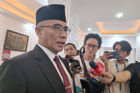 Ketua KPU RI, Hasyim Asy'ari, saat ditemui wartawan usai pelantikan anggota KPU provinsi dan KPU kabupaten/kota, di Ruang Sidang Utama KPU, Minggu (24/3) Foto: Fadhil Pramudya/kumparan