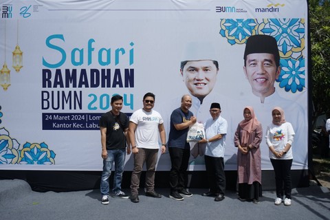Bank Mandiri bagikan sembako dalam kegiatan Safari Ramadhan BUMN di Lombok, Nusa Tenggara Barat, Minggu (24/3/2024). Foto: Dok. Bank Mandiri