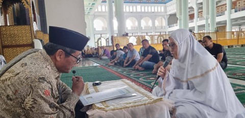 Nobella saat mengucapkan ikrar mualaf. Foto: Humas MAS