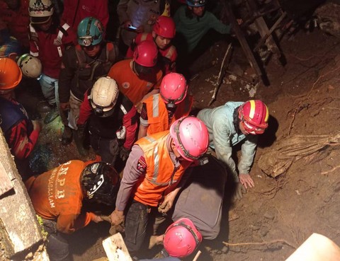 Petugas gabungan saat melakukan pencarian korban Foto: BPBD Kota Bogor