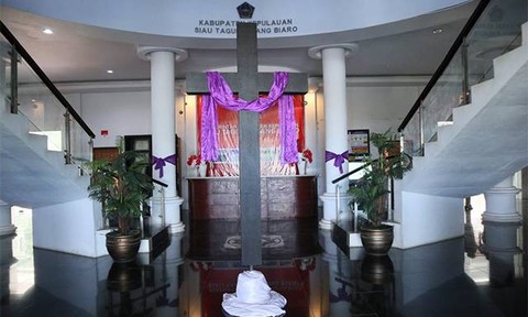 Suasana paskah di dalam kantor Bupati Sitaro.