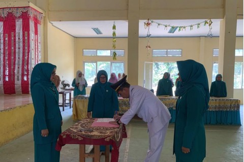 Serah terima jabatan Camat Gunung Tuleh, Kab Pasaman Barat, Sumbar, beberapa waktu lalu. Sedangkan untuk pelantikan 51 pejabat pada Jumat (22/3) telah dibatalkan sebagai bentuk taat aturan UU Pemilu.  Foto: ANTARA/Altas Maulana