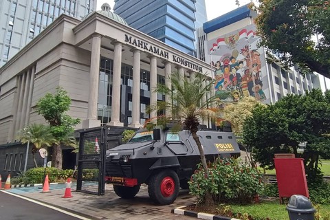 Pengamanan jelang sidang sengketa PHPU di sekitar Gedung Mahkamah Konstitusi (MK), Jakarta Pusat, Senin (25/3/2024). Foto: Zamachsyari/kumparan
