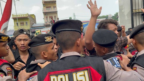 Masyarakat Simalungun gelar aksi demo terkait penangkapan Ketua Komunitas MA Umbak Siallahan, Sorbatua Siallagan, di Polda Sumut, Senin (25/3/2024). Foto: Tri Vosa/kumparan