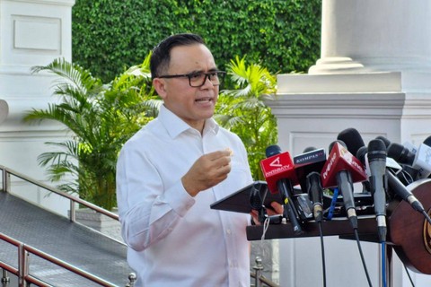 MenPANRB Abdullah Azwar Anas usai ikut rapat intern di Kompleks Istana Kepresidenan, Senin (25/3/2024). Foto: Nadia Riso/kumparan