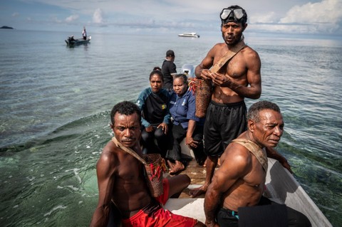 Tetua Adat Kampung Kapatcol Yoseph Weutot bersama Tokoh Perempuan Almina Kacili, Petuanan Adat Yohanis Hay dan Alex Mangar pimpin prosesi Tradisi Buka Sasi di Perairan Misool, Distrik Misool Barat, Kabupaten Raja Ampat, Papua Barat Daya, Senin (25/3) Foto: Bayu Pratama S/ANTARA FOTO