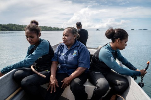 Pemimpin Kelompok Perempuan Waifuna Almina Kacili (tengah). Foto: Bayu Pratama S/ANTARA FOTO