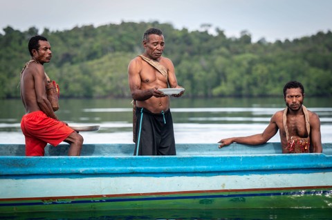 Tetua Adat Kampung Kapatcol Yoseph Weutot bersama Petuanan Adat Yohanis Hay dan Alex Mangar laksanakan pelarungan Pon Fapon saat prosesi Tradisi Buka Sasi di Perairan Misool, Distrik Misool Barat, Kabupaten Raja Ampat, Papua Barat Daya, Senin (25/3) Foto: Bayu Pratama S/ANTARA FOTO