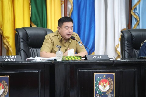Irjen Kemendagri Tomsi Tohir memimpin Rapat Koordinasi Pengendalian Inflasi Daerah di Gedung Sasana Bhakti Praja (SBP) Kantor Pusat Kemendagri, Jakarta, Senin (25/3/2024). Foto: Dok. Kemendagri