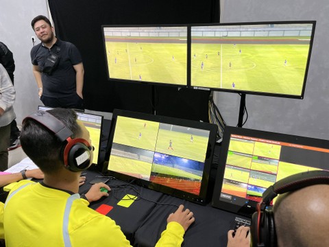 PT LIB mengadakan uji coba VAR di Indomilk Arena, Kabupaten Tangerang, Banten, pada Senin (25/3/2024). Foto: kumparan/Azrumi El Ghazali