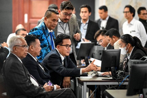 Ketua Tim Pembela Prabowo-Gibran Yusril Ihza Mahendra mendaftarkan diri sebagai pihak terkait dalam gugatan Perselisihan Hasil Pemilihan Umum (PHPU) ke Mahkamah Konstitusi (MK) di Jakarta, Senin (25/3/2024). Foto: Erlangga Bregas Prakoso/ANTARA FOTO
