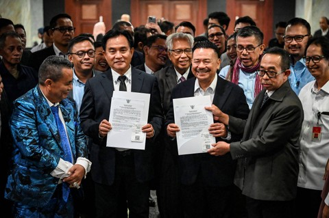 Ketua Tim Pembela Prabowo-Gibran Yusril Ihza Mahendra mendaftarkan diri sebagai pihak terkait dalam gugatan Perselisihan Hasil Pemilihan Umum (PHPU) ke Mahkamah Konstitusi (MK) di Jakarta, Senin (25/3/2024). Foto: Erlangga Bregas Prakoso/ANTARA FOTO