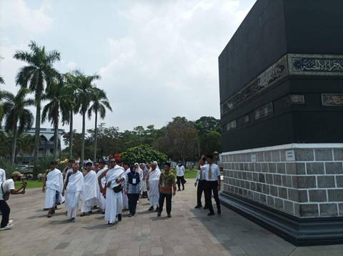 Simulasi jemaah melakukan tawaf di Gladi Posko Haji 2024 di Asrama Haji Pondok Gede, Jakarta Timur, Selasa (26/3/2024). Foto; Salmah Muslimah/kumparan