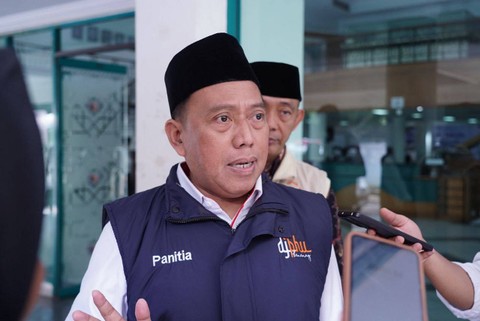 Direktur Bina Haji Ditjen Penyelenggaraan Haji dan Umrah (PHU) Arsad Hidayat saat memantau gladi posko haji. Dok Media Center Haji Kemenag.