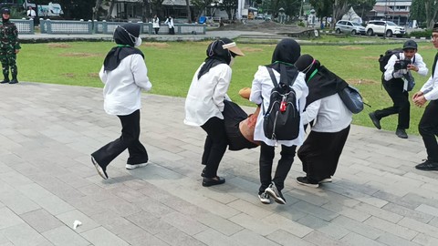 Simulasi jemaah pingsan di Masjidil Haram. Dok Salmah Muslimah/kumparan