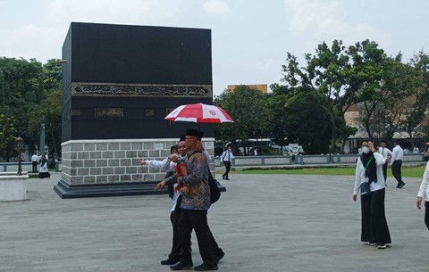 Simulasi jemaah demensia, mencari anak ayam yang hilang saat di Masjidil Haram. Foto: Salmah Muslimah/kumparan