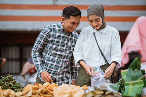 Ilustrasi ngabuburit berburu takjil. Foto: Shutterstock