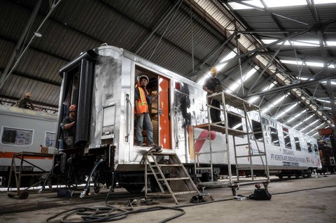 Pekerja melakukan perbaikan gerbong kereta api di Balai Yasa Manggarai, Jakarta, Selasa (26/3/2024). Foto: Aprilio Akbar/ANTARA FOTO