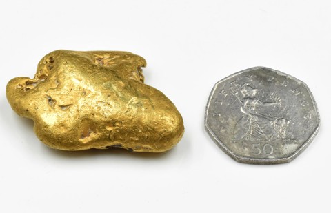 Emas murni seberat 64,8 gram yang ditemukan di Inggris.  Foto: Mullock Jones