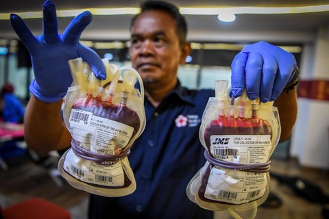 Petugas menunjukkan kantong darah saat kegiatan Donor Darah Ramadhan 1445H di Jakarta Internasional Stadium, Jakarta, Selasa (26/3/2024). Foto: Galih Pradipta/ANTARA FOTO