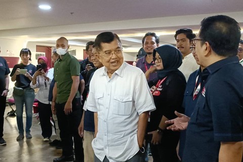 Ketua Umum Palang Merah Indonesia (PMI), Jusuf Kalla meninjau kegiatan donor darah di Jakarta International Stadium (JIS), Jakarta Utara, Selasa (26/3). Foto: Fadlan Nuril Fahmi/kumparan