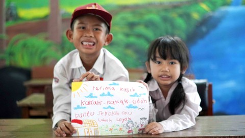 Telkomsel bantu renovasi sekolah dasar lewat pembelian Paket Super Seru.  Foto: Dok. Telkomsel