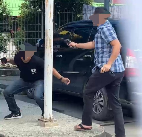 Aiptu Fandi saat todongkan senpi ke salah satu debt collector. (ist)